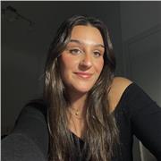 Me defino como una persona atenta y cercana, gracias a mi carrera y mi experiencia desde bien pequeña en competición de natación, además de ser socorrista sabre lidiar con niños y saber darles clases